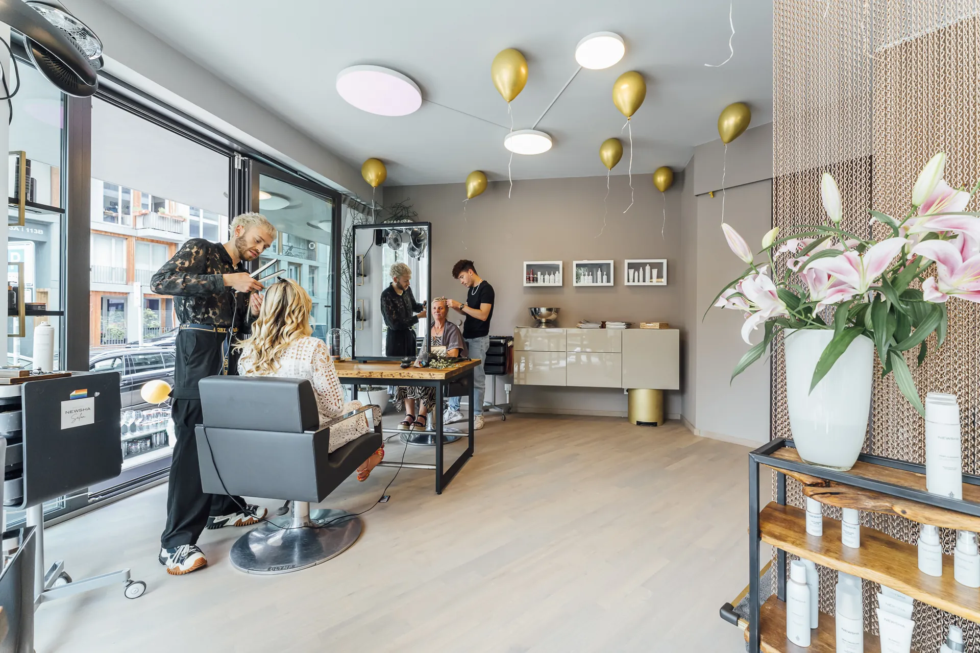 Heller Salonraum des STUDIO aka WESTER mit goldenen Ballons und Frisierplätzen